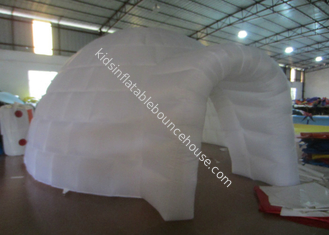 خيمة بيضاء مستديرة قابلة للنفخ ، خيام تفجير للحفلات كبيرة قطر 5.48 × 3.66 م
