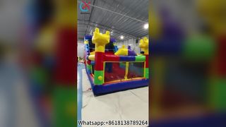 قلعة منزل ترتد ملونة مع متعة الشرائح