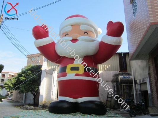تزيينات عيد الميلاد المضخمة في الهواء الطلق